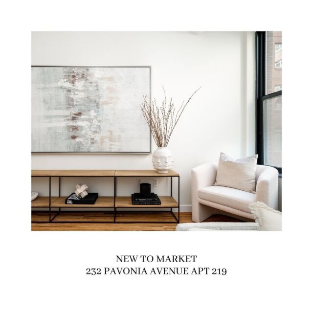 NEW TO MARKET 😍😍
.
Beautiful 1bedroom loft at Hamilton Square, a full service building located on the edge of Hamilton Park.  High ceilings✔️ Central A/C and Heating✔️ radiant heat bathroom floors✔️ washer/dryer✔️ storage room ✔️ elevator✔️ full service building✔️ rooftop terrace✔️courtyard✔️ near NYC transport✔️
.
.
1Bed/1Bath | 829 sf | 615K
.
.
📸 @fulgensphoto 
.
Staging: @hoboken_living 
.
.
.
.
.
.
.
.
.
.
.
.
#hobokenliving #newtomarket #forsale #jerseycity #jerseycitynj #jerseycityreakestate #hamiltonpark #hamiltonparkjc #hamiltonsquare #hamiltonsquarenj #loft #loftliving #realestate #staging #stagingsells #homestaging #hobokenstager #stagingworks